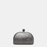 Metallisch glänzender Party-Clutch in Silber.