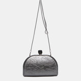 Metallisch glänzender Party-Clutch in Silber.