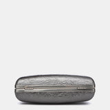 Metallisch glänzender Party-Clutch in Silber.