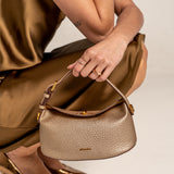Handtasche in Goldfarben.