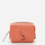 Kleine Damenledertasche mit orangefarbener Prägung des Logos.