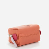 Kleine Damenledertasche mit orangefarbener Prägung des Logos.