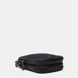 Schwarze Handytasche aus recycelten Materialien.
