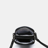 Schwarze Handytasche aus recycelten Materialien.