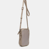 Handytasche aus recycelten Materialien in Beige.
