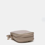 Handytasche aus recycelten Materialien in Beige.