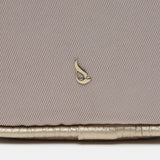 Handytasche aus recycelten Materialien in Beige.