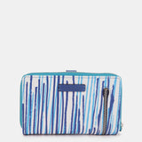 Cartera mediana en piel con estampado en azul