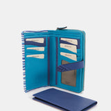 Cartera mediana en piel con estampado en azul