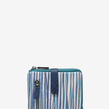 Kleine Geldbörse aus Leder mit blauem Muster.