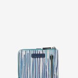 Kleine Geldbörse aus Leder mit blauem Muster.