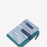 Kleine Geldbörse aus Leder mit blauem Muster.