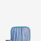 Kleine Geldbörse aus Leder mit blauem Muster.