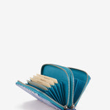 Kleine Geldbörse aus Leder mit blauem Muster.
