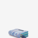 Kleine Geldbörse aus Leder mit blauem Muster.