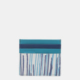 Kartenetui aus Leder mit blauem Muster.