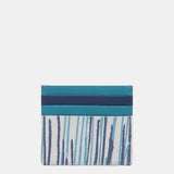 Kartenetui aus Leder mit blauem Muster.