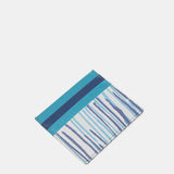 Kartenetui aus Leder mit blauem Muster.
