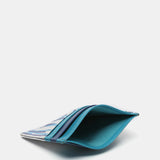 Kartenetui aus Leder mit blauem Muster.