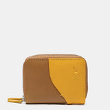 Kleine Geldbörse aus Leder in Camel-Tönen.