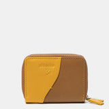 Kleine Geldbörse aus Leder in Camel-Tönen.