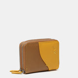 Kleine Geldbörse aus Leder in Camel-Tönen.