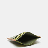 Tarjetero en piel verde