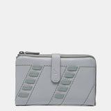 Cartera mediana con detalles pasados en piel gris