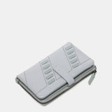 Cartera mediana con detalles pasados en piel gris