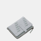 Cartera pequeña con detalles pasados en piel gris