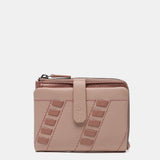 Cartera pequeña con detalles pasados en piel rosa
