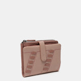 Cartera pequeña con detalles pasados en piel rosa