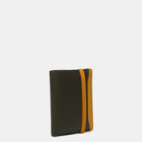 Cartera de hombre de piel combinada con protección RFID en verde