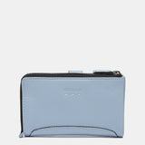 Mittelgroße Geldbörse aus hellblauem Leder