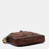 Gepolsterte braune Handytasche.