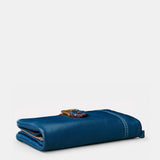 Große Damenbörse aus blauem Leder.