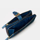 Große Damenbörse aus blauem Leder.