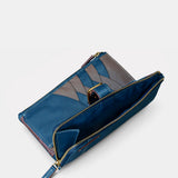 Große Damenbörse aus blauem Leder.