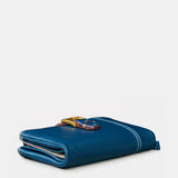 Cartera mediana de mujer en piel azul