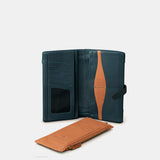 Große Damen-Geldbörse aus blauem Leder.