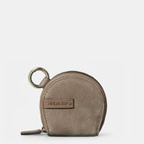 Damenbrieftasche aus taupefarbenem Leder.