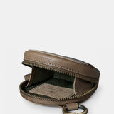 Damenbrieftasche aus taupefarbenem Leder.