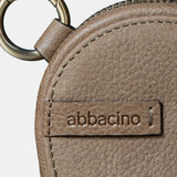 Damenbrieftasche aus taupefarbenem Leder.