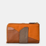 Medium-sized women's wallet in cognac leather.