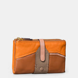 Medium-sized women's wallet in cognac leather.