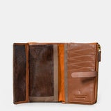 Medium-sized women's wallet in cognac leather.