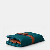 Cartera pequeña de mujer en piel azul