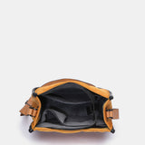 Umhängetasche aus recycelten und gepolsterten Materialien in Bernsteinfarbe.