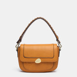 Schultertasche aus recyceltem Material in Bernsteinfarbe.