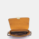 Schultertasche aus recyceltem Material in Bernsteinfarbe.